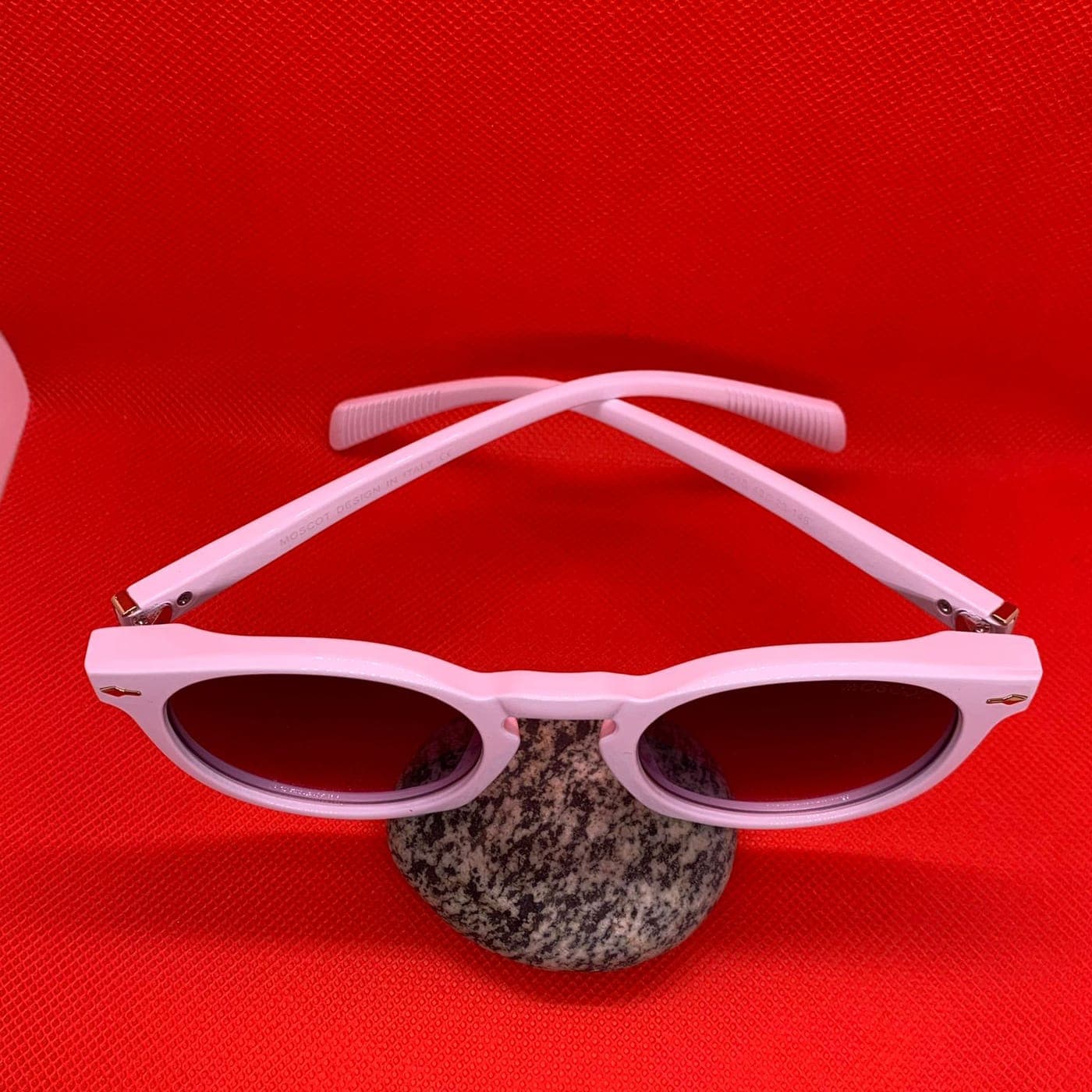 White Round Unisex Sunglasses – Retro Fashion Eyewear for Men & Women thumbnail 3